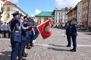 4przywitanie Komendanta Wojewódzkiego Policji w Krakowie ze sztandarem Komendy Miejskiej