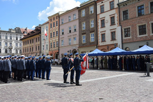 7oddanie honorów podczas odtwarzania hymnu państwowego