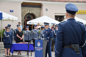 9Komendant Miejski Policji w Krakowie przemawia do policjantów i zgromadzonych gości