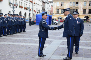 10wręczenie policjantowi nominacji na wyższy stopień oficerski