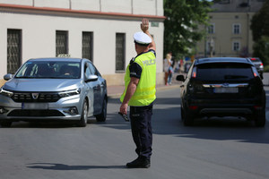 policjant kieruje ruchem