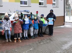 policjantka z wydziału prewencji z dziećmi