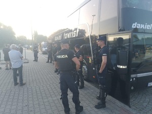 autokar i policjanci zabezpieczający przejazd