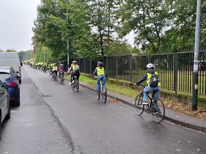 dzieci na rowerach jadące jedną z ulic jeden za drugim