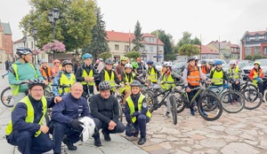 policjanci wraz z uczniami szkół podstawowych  podczas przejazdu rowerowego