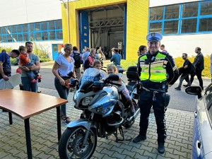 dziewczynka siedząca na policyjnym motocyklu