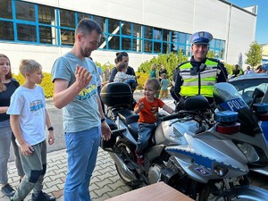 policjant z chłopcem siedzącym na policyjnym motocyklu