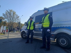 4 policjanci drogówki na trasie przebiegu uczestników maratonu