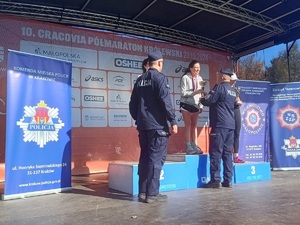 7 wręczenie nagród przez Komendanta Miejskiego Policji w Krakowie policjantkom stojącym na podium