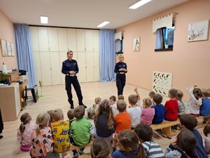 policjantki prowadzące zajęcia edukacyjne z przedszkolakami