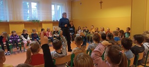 policjantka prowadząca zajęcia profilaktyczne