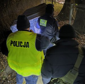 funkcjonariusze policji, strazy miejskiej kontrolujacy prowizoryczne obozowiska bezdomnych