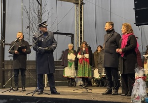 3 komendant Jastrząb przemawia na scenie