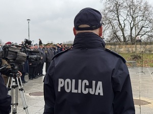 8 policjant zabezpiecza uroczystości