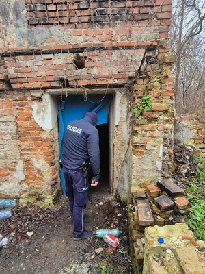 policjant kontrolujący postostan