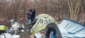 policjant rozmawiający z osoba bezdomną