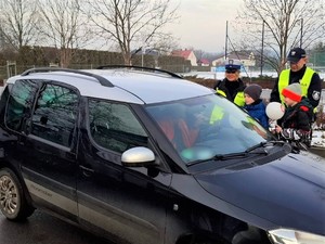 policjanci przeprowadzający kontrole kierowców wspólnie z uczniami