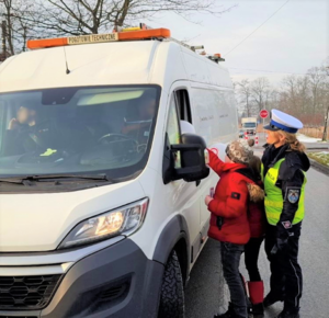 policjantka przeprowadzająca kontrole trzeźwości wraz z uczniami