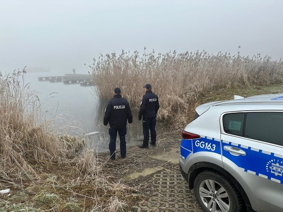 policjanci nad brzegiem zbiornika wodnego