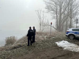 policjanci kontrolujący rejon akwenu