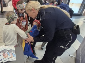 dzieci losujące pytania konkursowe