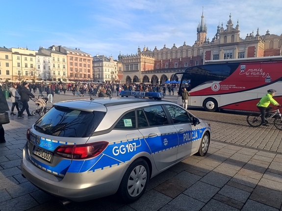 policyjny radiowóz w tle Rynek Starego Miasta w Krakowie