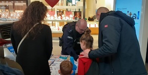 policjant na stoisku profilaktycznym