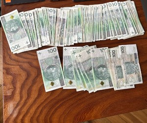 zabezpieczona przez policjantów gotówka w banknotach stuzłotowych