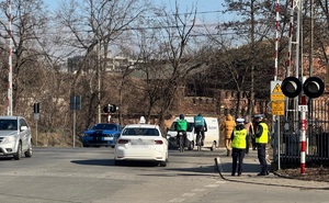 policjanci w czasie działań przy przejeździe kolejowym