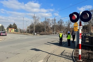 policjantki ruchu drogowego przy przejeździe kolejowym podczas opuszczonych zapór