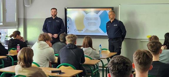 policjanci prowadzący prelekcję dla młodzieży