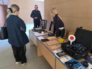 policjanci rozmawiają z osobami przy stoisku profilaktycznym