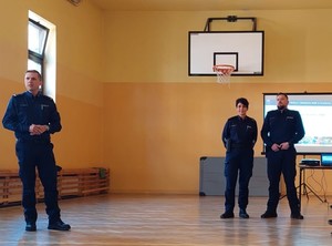 policjanci omawiający zasady rekrutacji do służby