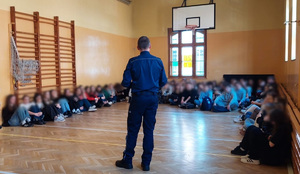 policjant prowadzący spotkanie