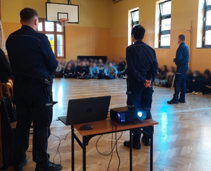 spotkanie policjantów z uczniami na sali gimnastycznej