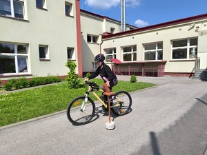 uczeń pokonujący rowerowy tor przeszkód