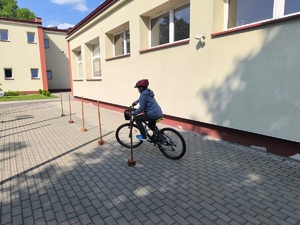 uczeń pokonujący slalom na rowerze
