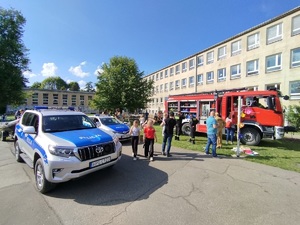 radiowozy i wóz strażacki na pikniku