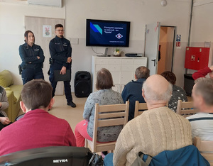 policjanci prowadzą spotkanie z seniorami