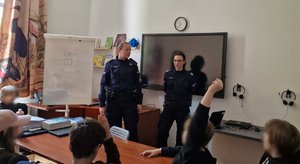 policjantki rozmawiają z uczniami