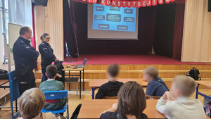 policjanci prowadzą prelekcję dla uczniów