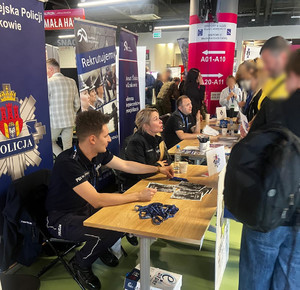 Policjanci na tragach pracy przedstawiają warunki pracy w Policji.