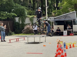 osoba wykonująca akrobacje na rowerze