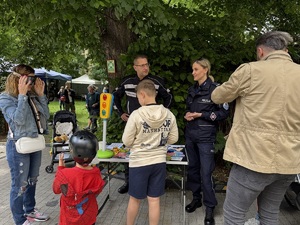 policjanci i uczestnicy pikniku przy policyjnym stoisku