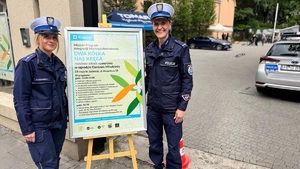 policjantki przy plakacie informującym o wydarzeniu