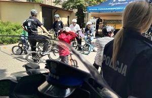 uczestnicy pikniku na rowerach