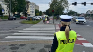 policjantka przy przejściu dla pieszych podczas praktycznych ćwiczeń z dziećmi