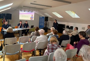 policjanci z Komisariatu Policji VI w Krakowie w trakcie spotkania z mieszkańcami