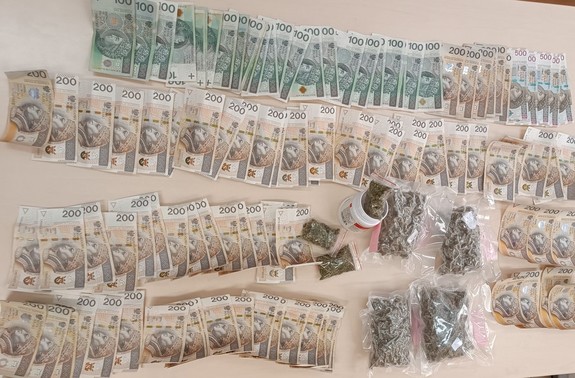 worki z zawartością suszu roślinnego oraz gotówka ułożone na stole