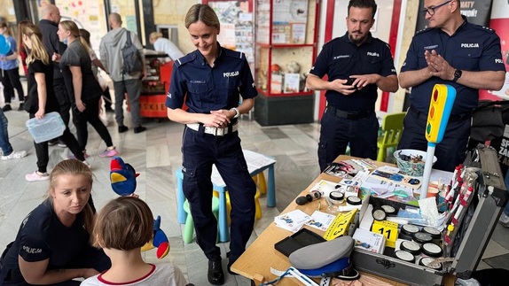 2 Uniwersytecki Szpital Dziecięcy policjanci i dziecko przy policyjnym stoisku profilaktycznym